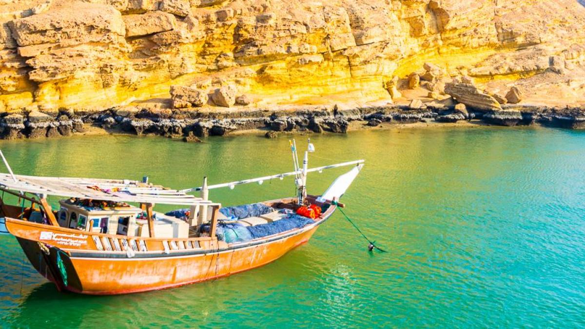 Dhow ankert vor der Kueste |  trabantos, iStockphoto.com / Chamleon