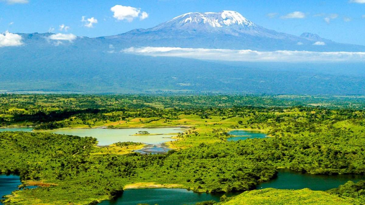 Die Momella Seen vom Aussichtspunkt Boma la megi |  Hatari Lodge / Chamleon