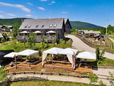 Hotel Ethno Houses |  Hotel Ethno Houses / Chamleon